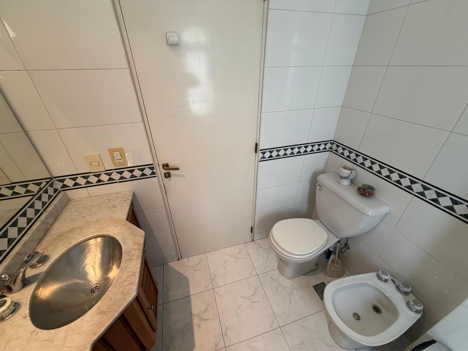 3-Bedroom Apartment for Sale with Maid's Quarters in Retiro, Including a Garage