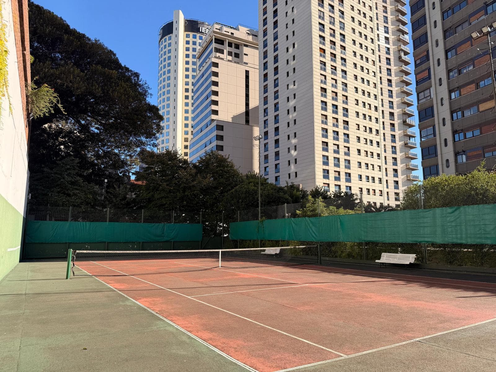 3-Bedroom Apartment for Sale with Maid's Quarters in Retiro, Including a Garage