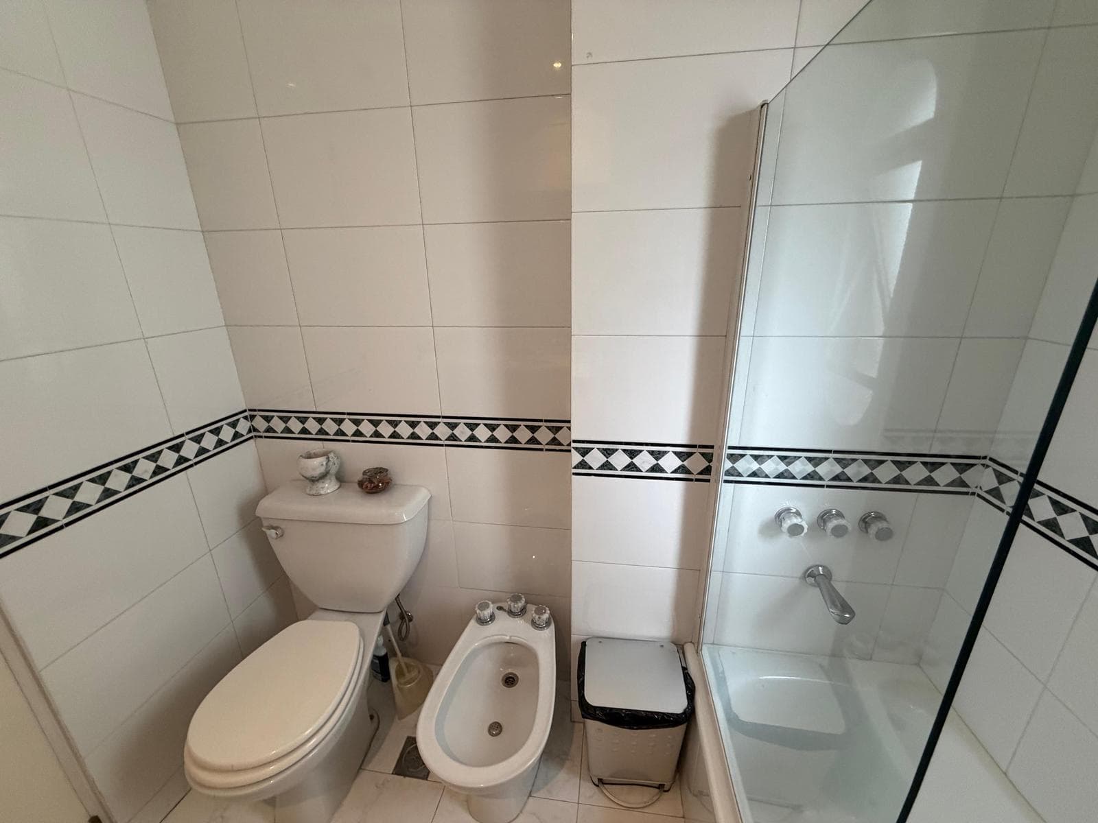 3-Bedroom Apartment for Sale with Maid's Quarters in Retiro, Including a Garage