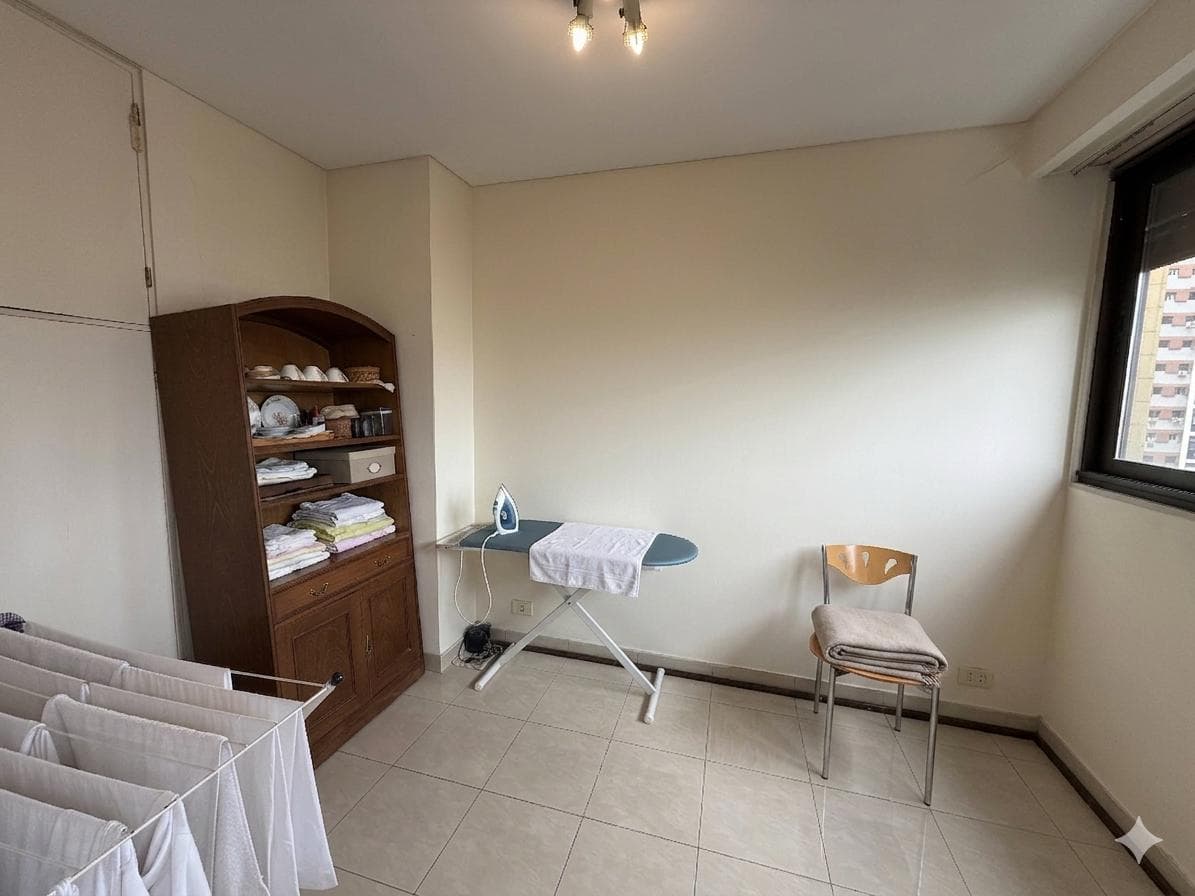 3-Bedroom Apartment for Sale with Maid's Quarters in Retiro, Including a Garage