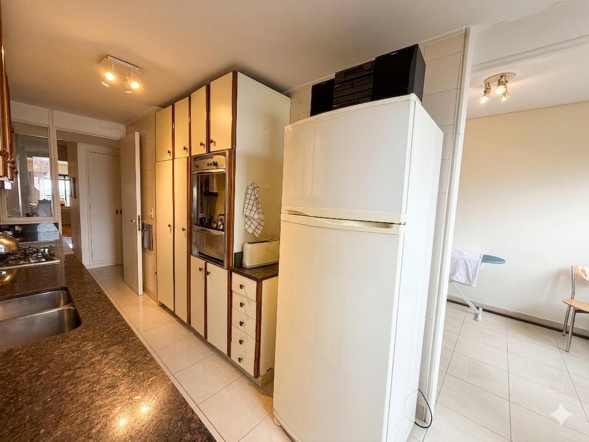 3-Bedroom Apartment for Sale with Maid's Quarters in Retiro, Including a Garage