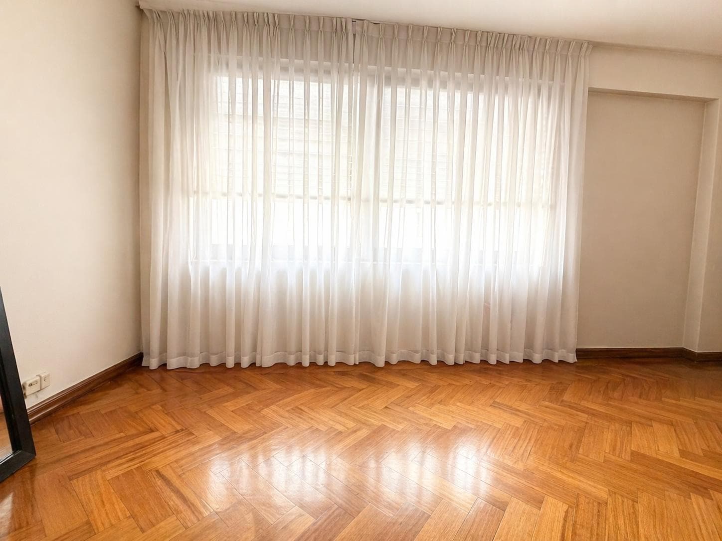 3-Bedroom Apartment for Sale with Maid's Quarters in Retiro, Including a Garage