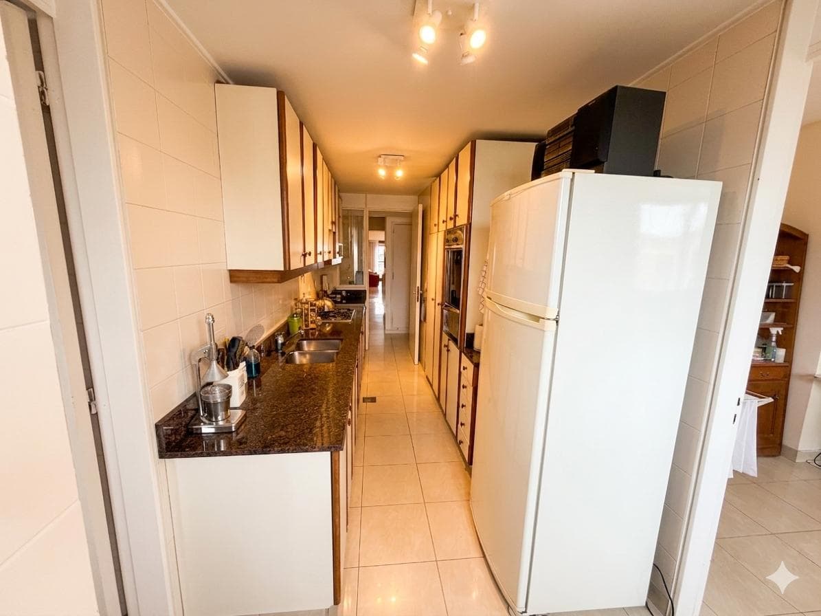 3-Bedroom Apartment for Sale with Maid's Quarters in Retiro, Including a Garage