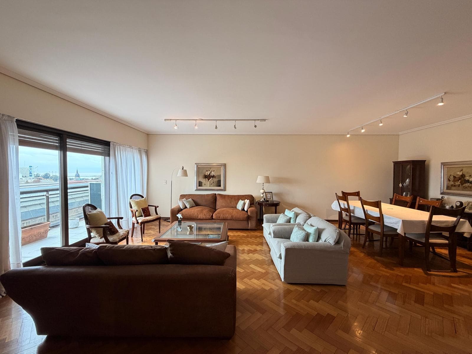 3-Bedroom Apartment for Sale with Maid's Quarters in Retiro, Including a Garage