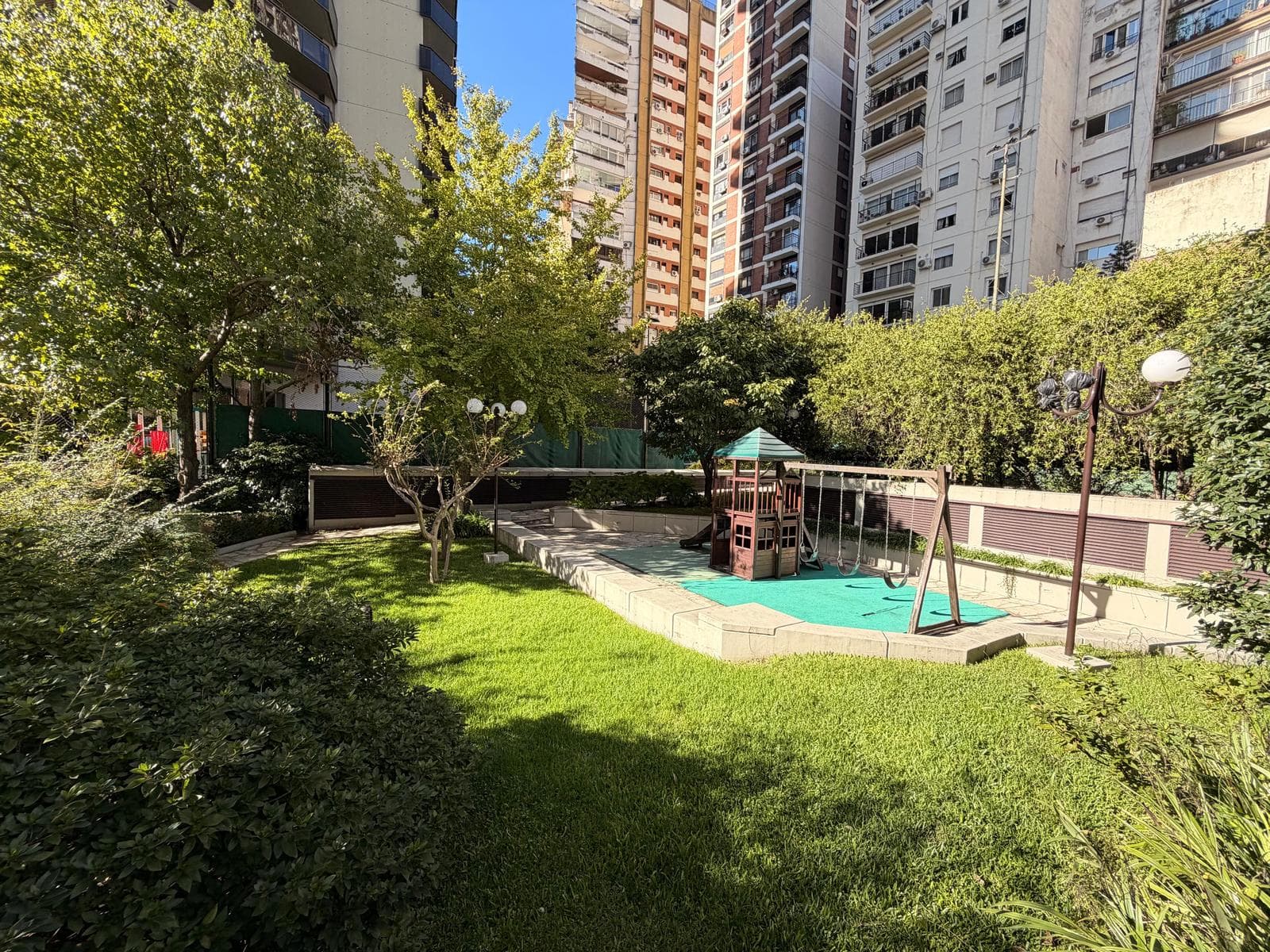 3-Bedroom Apartment for Sale with Maid's Quarters in Retiro, Including a Garage