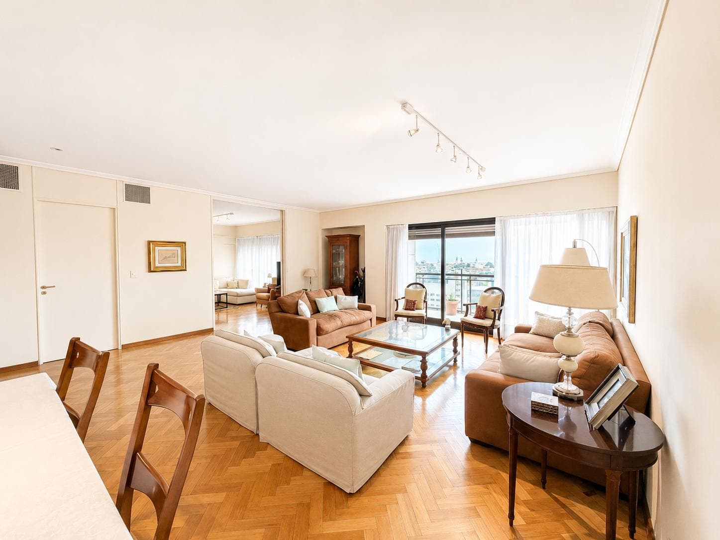 3-Bedroom Apartment for Sale with Maid's Quarters in Retiro, Including a Garage