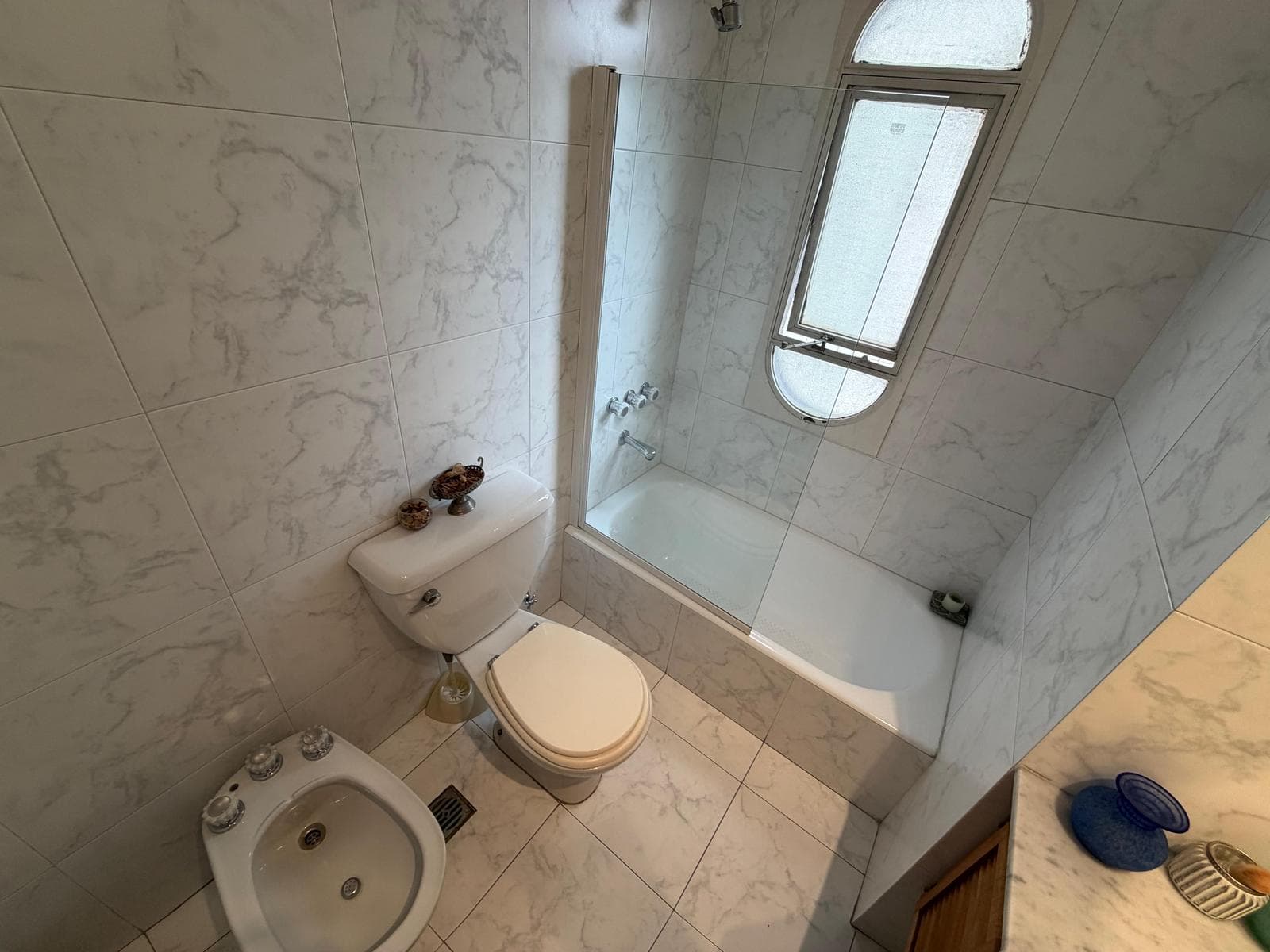 3-Bedroom Apartment for Sale with Maid's Quarters in Retiro, Including a Garage