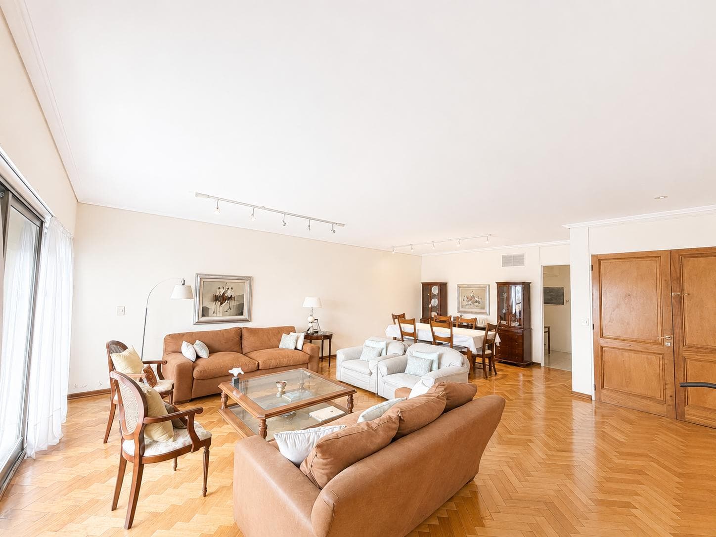 3-Bedroom Apartment for Sale with Maid's Quarters in Retiro, Including a Garage