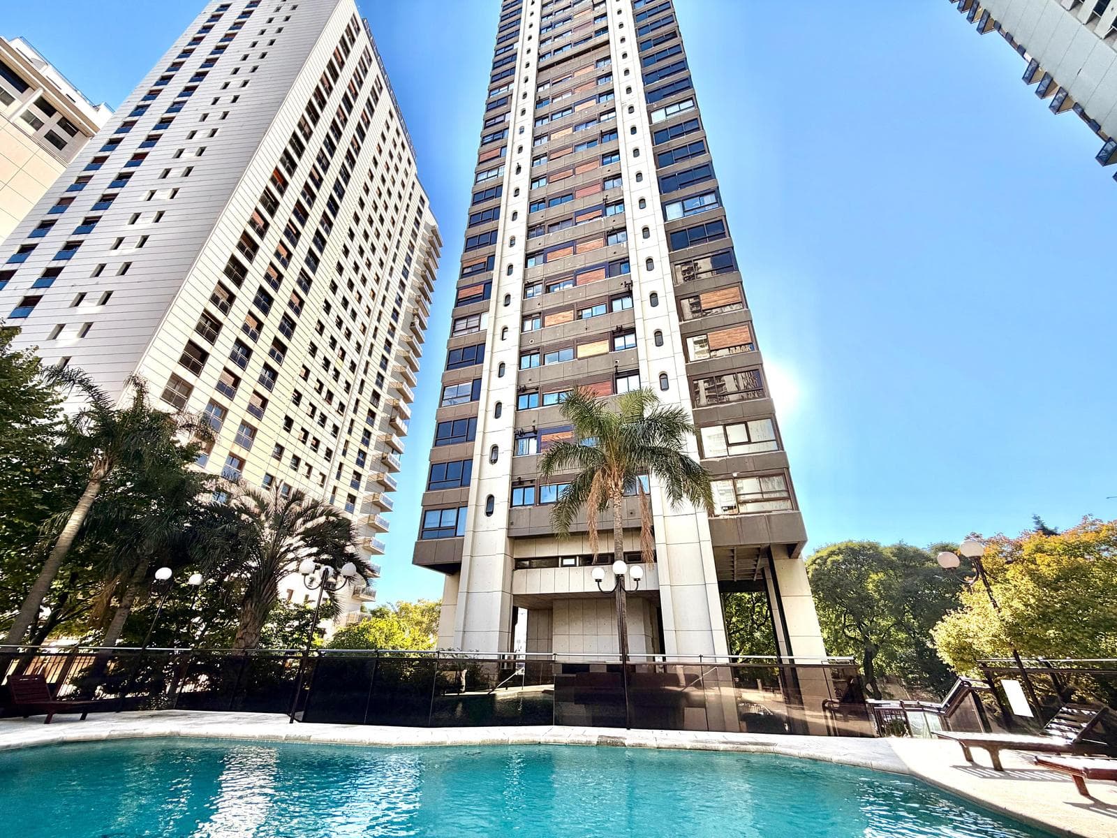 3-Bedroom Apartment for Sale with Maid's Quarters in Retiro, Including a Garage