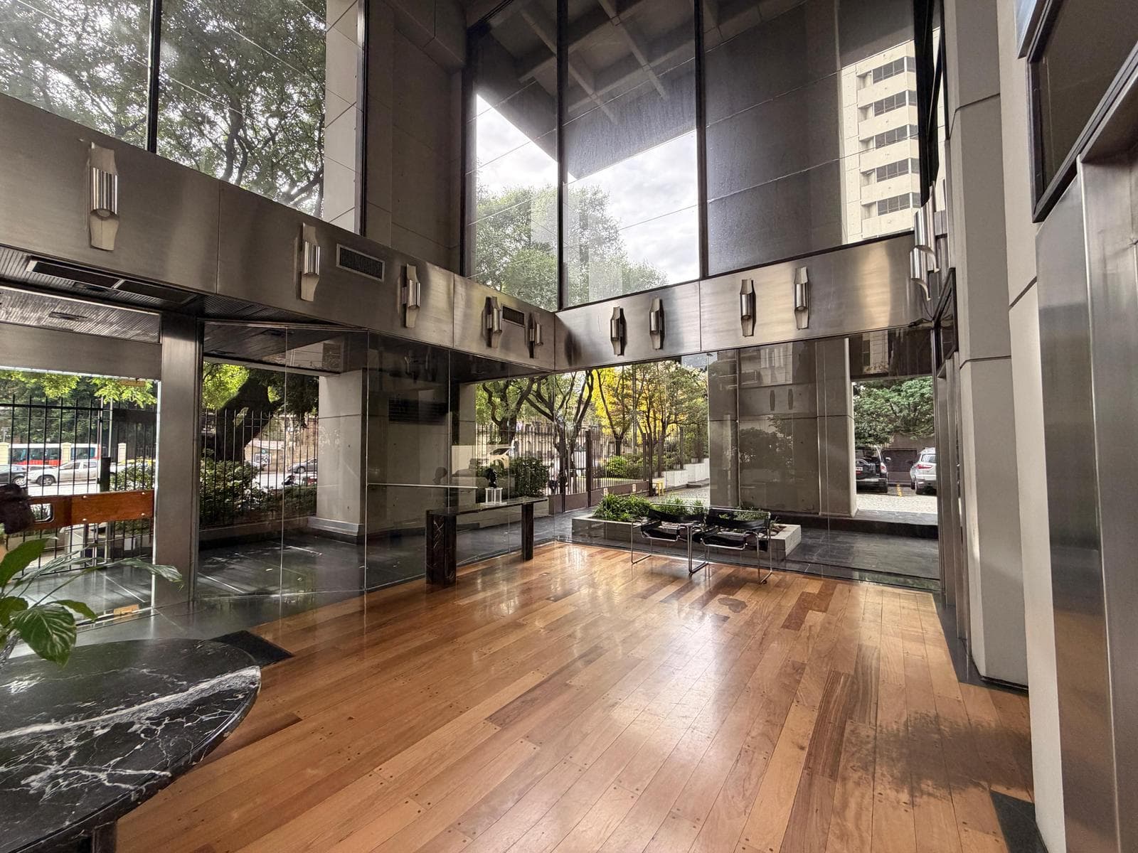 3-Bedroom Apartment for Sale with Maid's Quarters in Retiro, Including a Garage