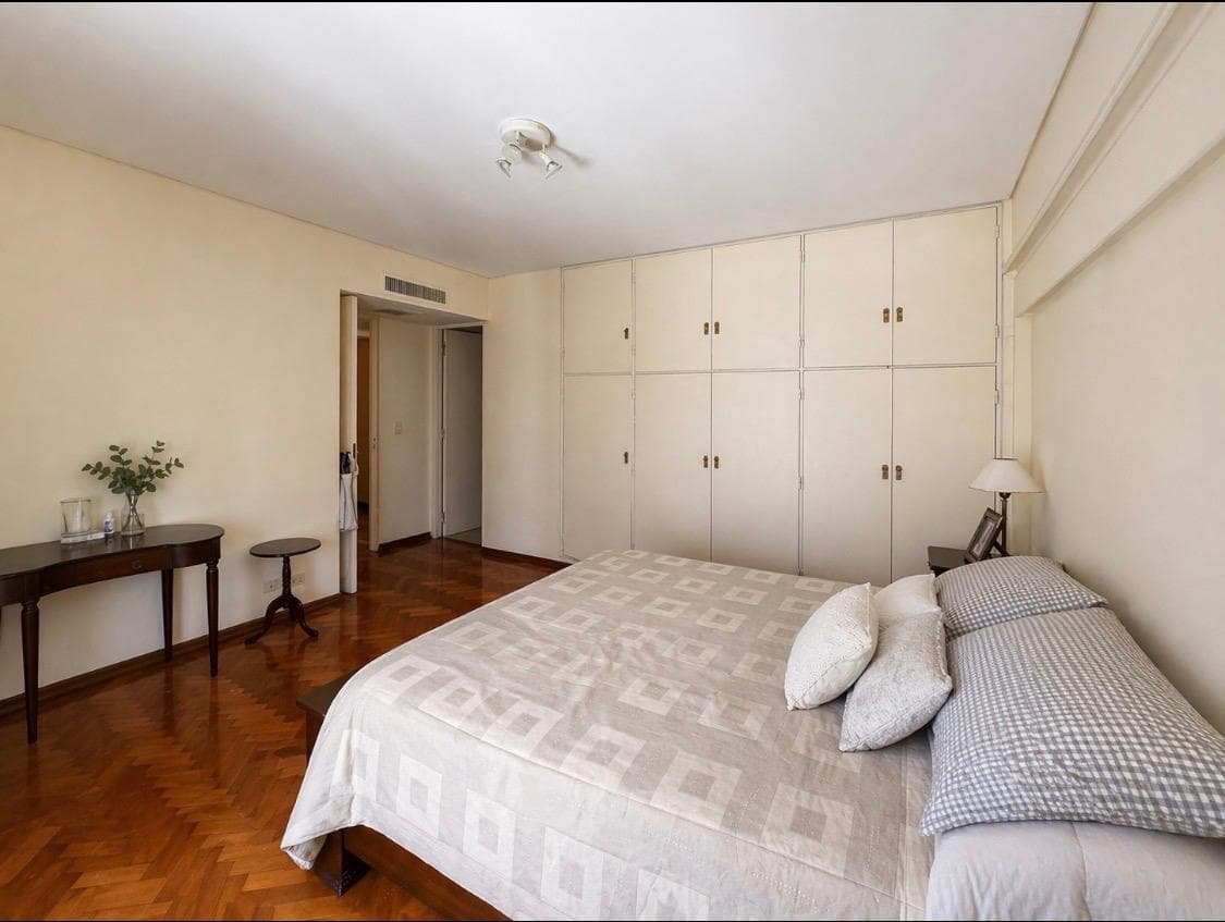 3-Bedroom Apartment for Sale with Maid's Quarters in Retiro, Including a Garage