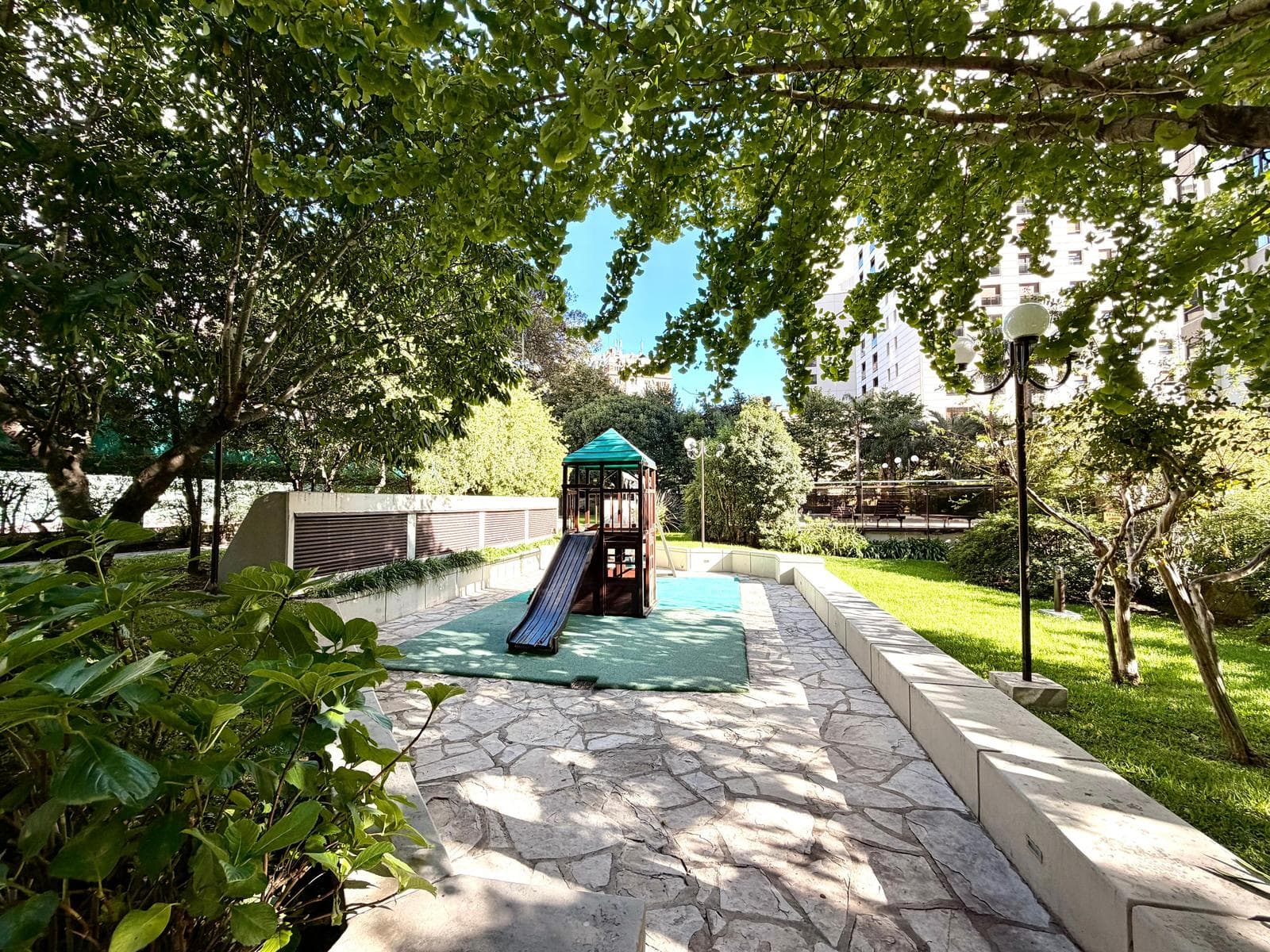 3-Bedroom Apartment for Sale with Maid's Quarters in Retiro, Including a Garage