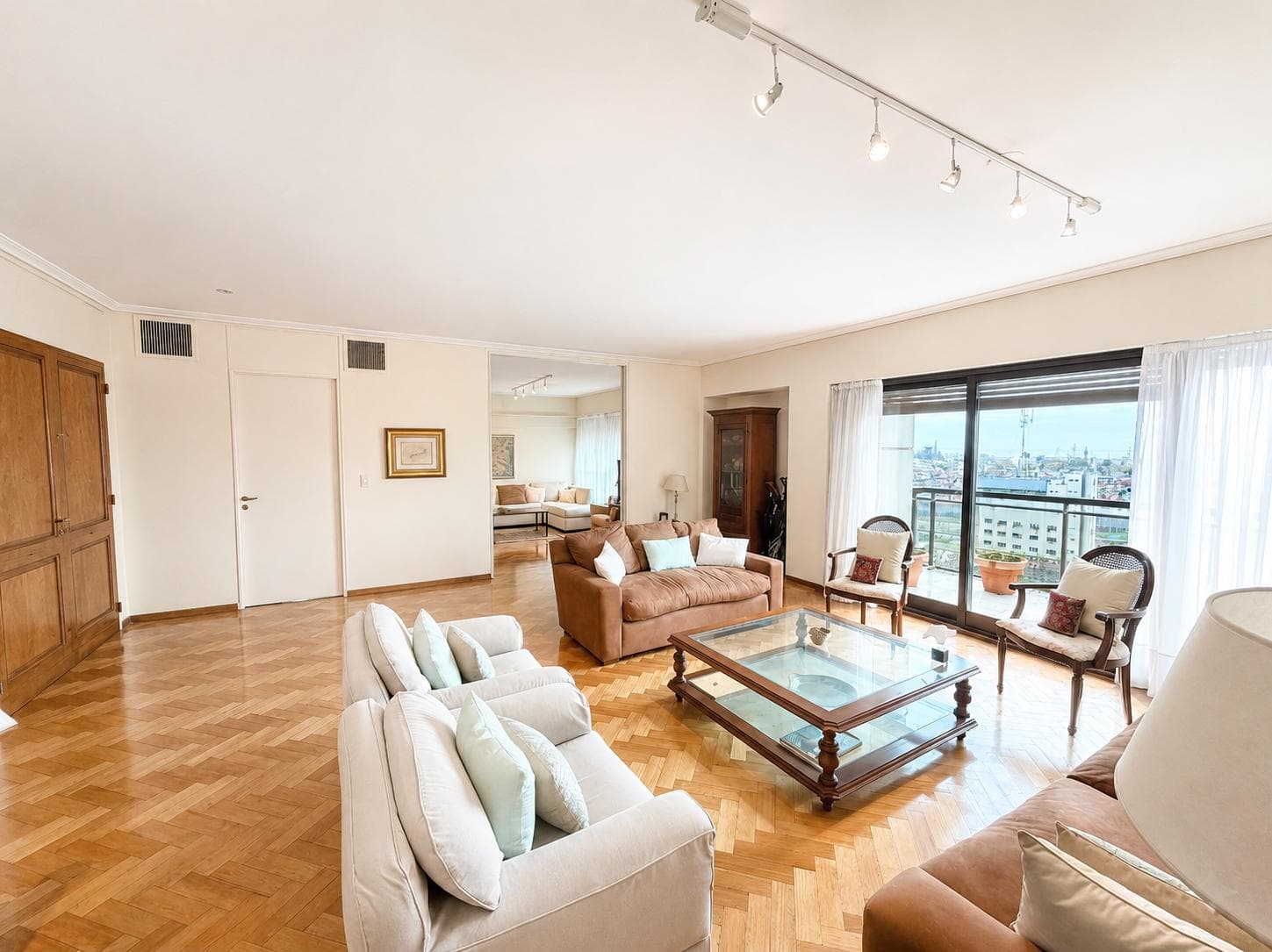 3-Bedroom Apartment for Sale with Maid's Quarters in Retiro, Including a Garage