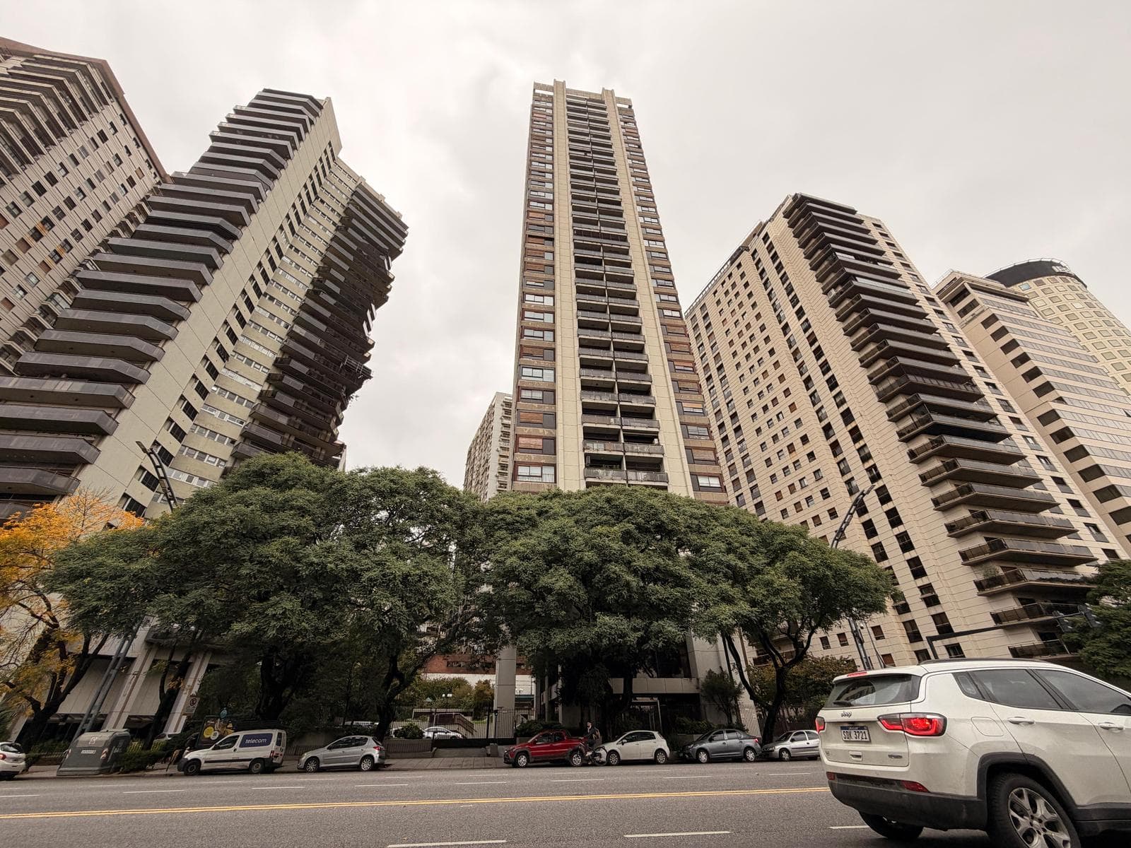 3-Bedroom Apartment for Sale with Maid's Quarters in Retiro, Including a Garage