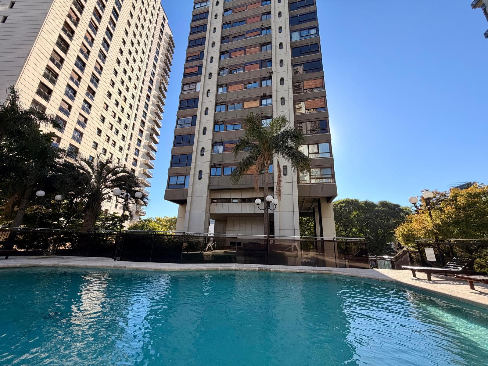 3-Bedroom Apartment for Sale with Maid's Quarters in Retiro, Including a Garage