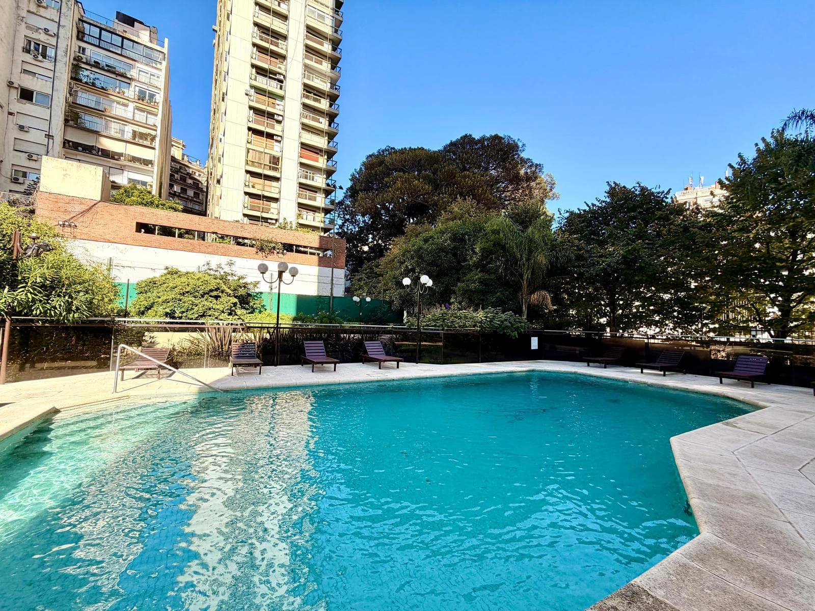 3-Bedroom Apartment for Sale with Maid's Quarters in Retiro, Including a Garage