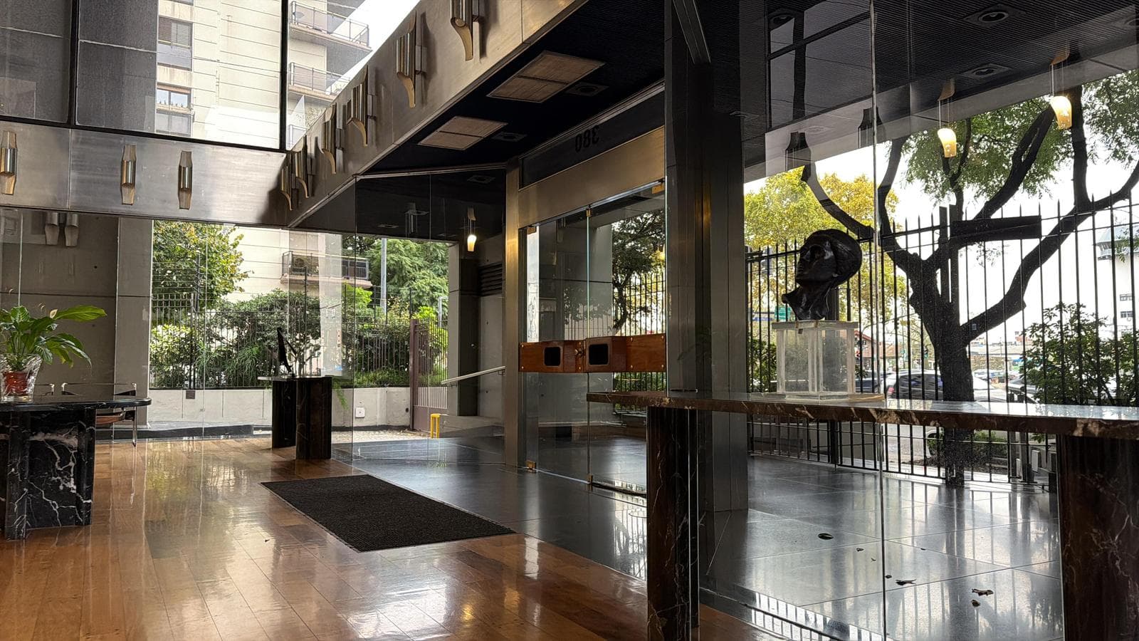 3-Bedroom Apartment for Sale with Maid's Quarters in Retiro, Including a Garage