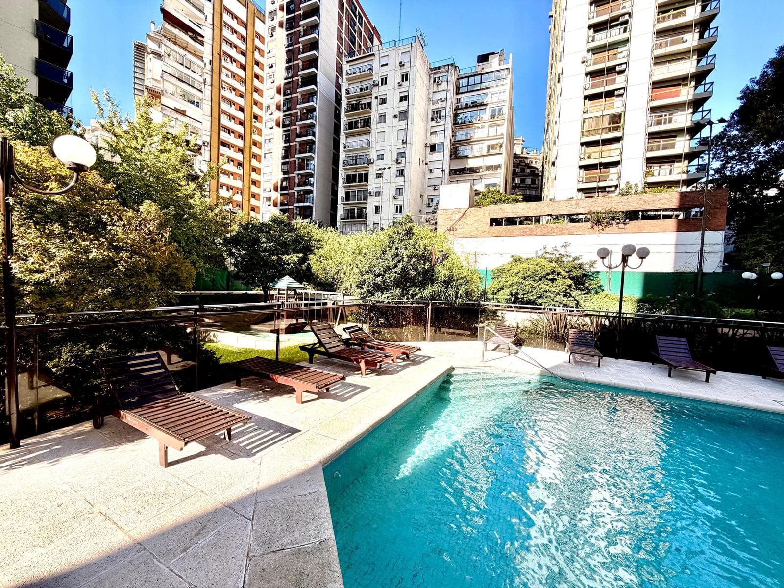 3-Bedroom Apartment for Sale with Maid's Quarters in Retiro, Including a Garage