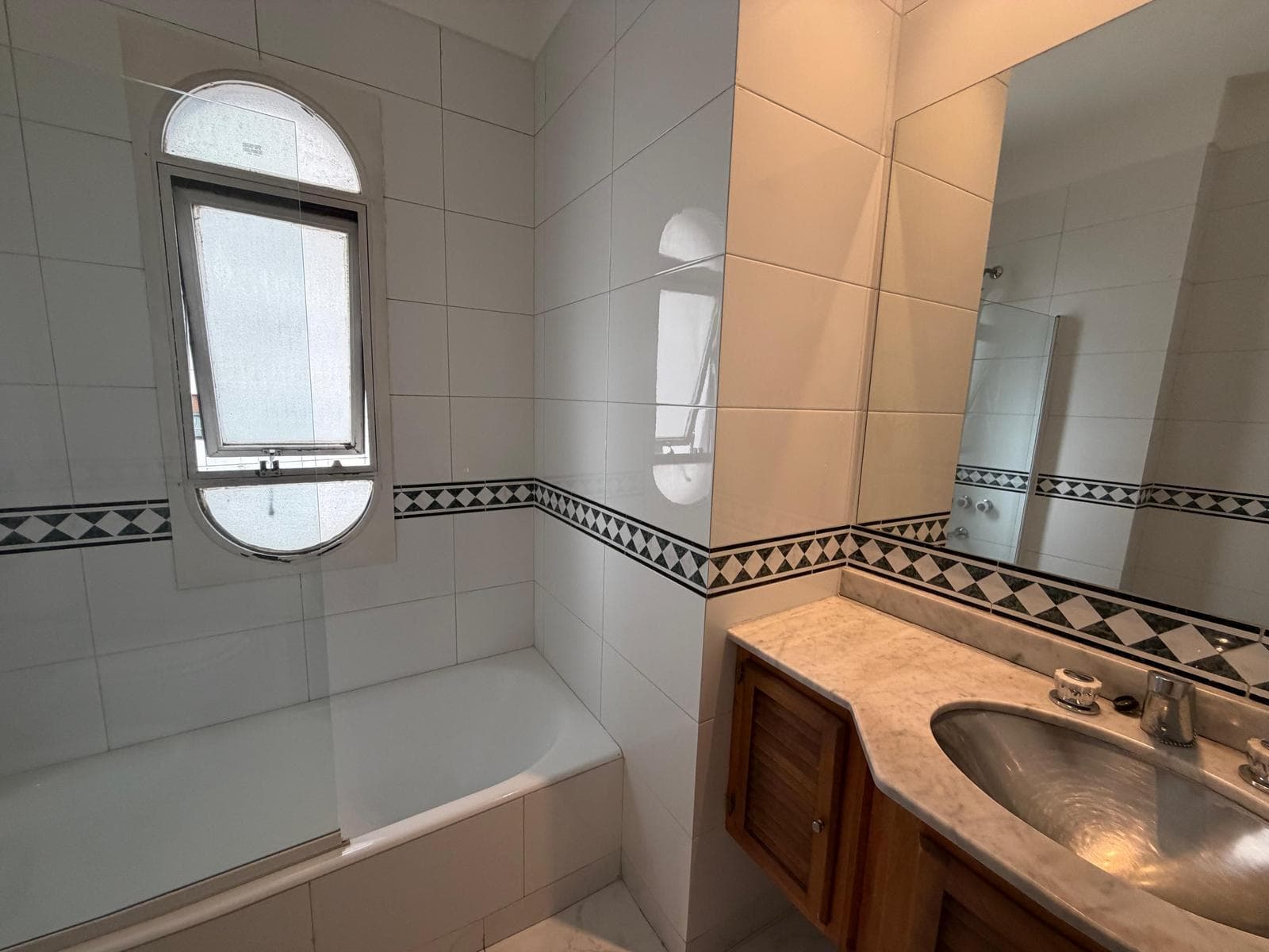 3-Bedroom Apartment for Sale with Maid's Quarters in Retiro, Including a Garage