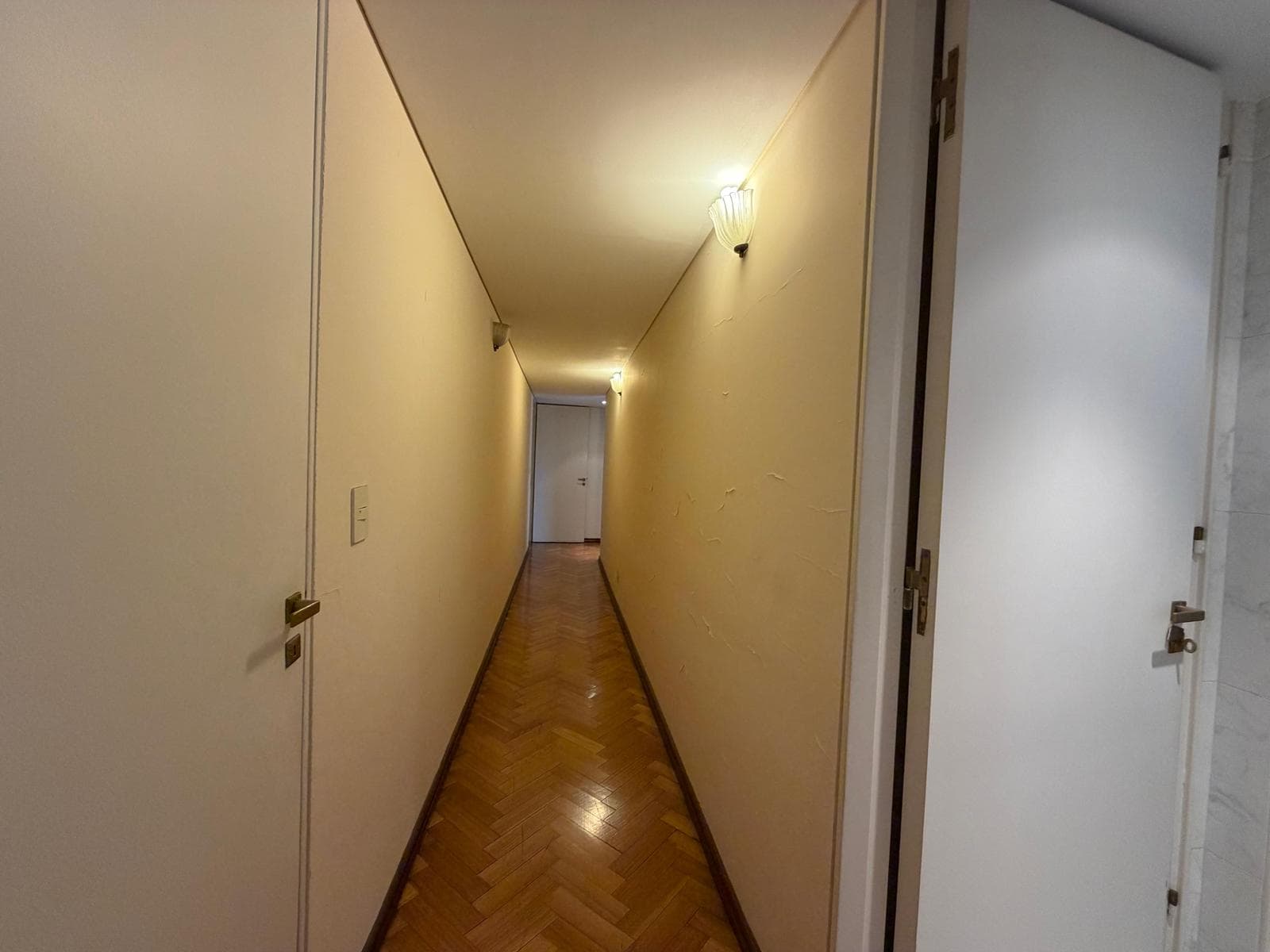3-Bedroom Apartment for Sale with Maid's Quarters in Retiro, Including a Garage