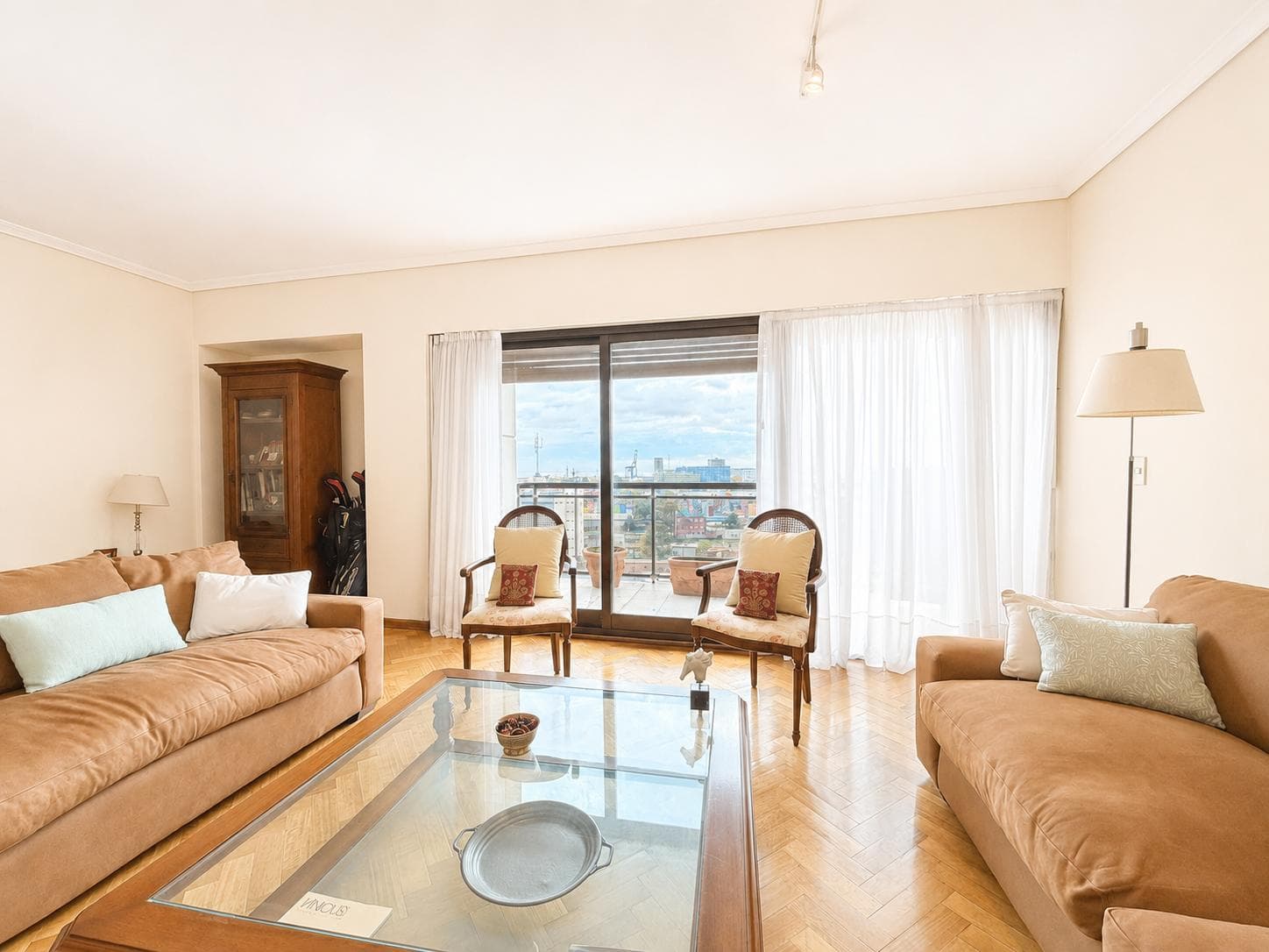 3-Bedroom Apartment for Sale with Maid's Quarters in Retiro, Including a Garage