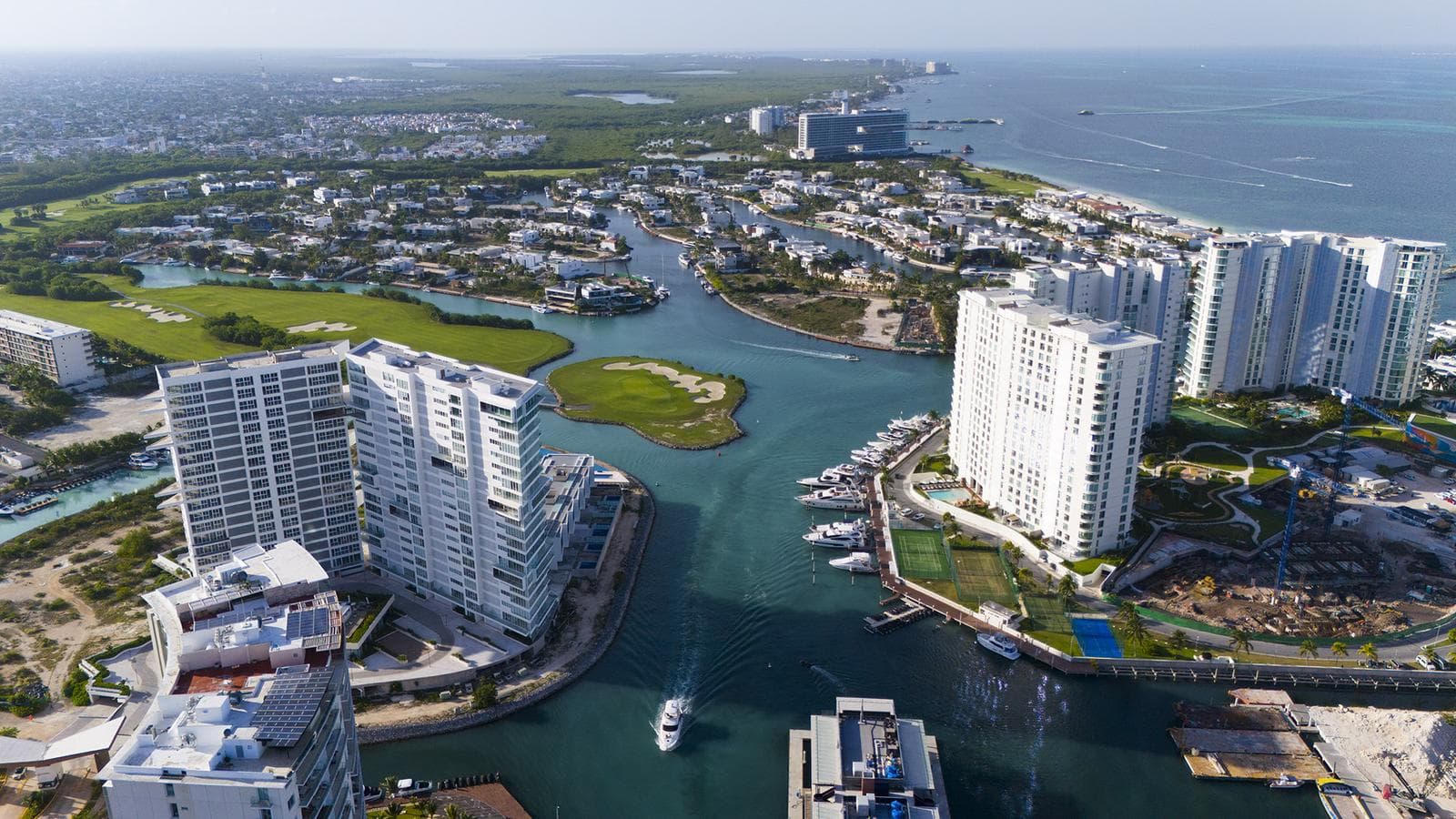 Spectacular Residence: Stunning Views of the Marina in an Exclusive Community