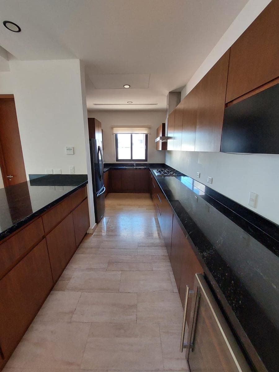 Espectacular Residencia: Vistas Impresionantes a la Marina en Comunidad Exclusiva