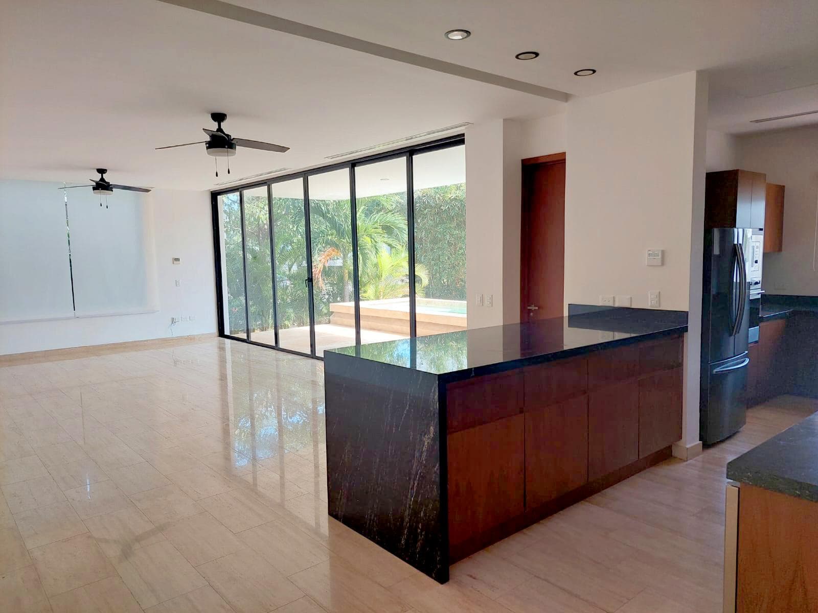 Espectacular Residencia: Vistas Impresionantes a la Marina en Comunidad Exclusiva