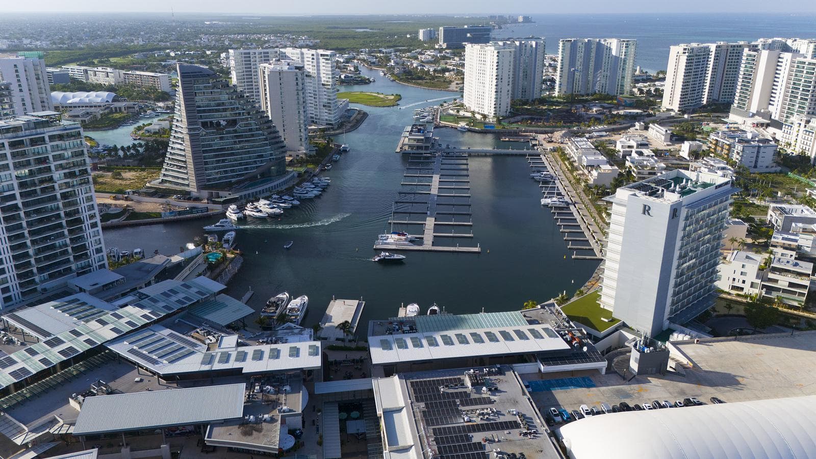 Spectacular Residence: Stunning Views of the Marina in an Exclusive Community