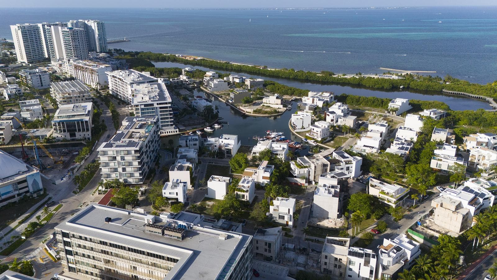 Spectacular Residence: Stunning Views of the Marina in an Exclusive Community