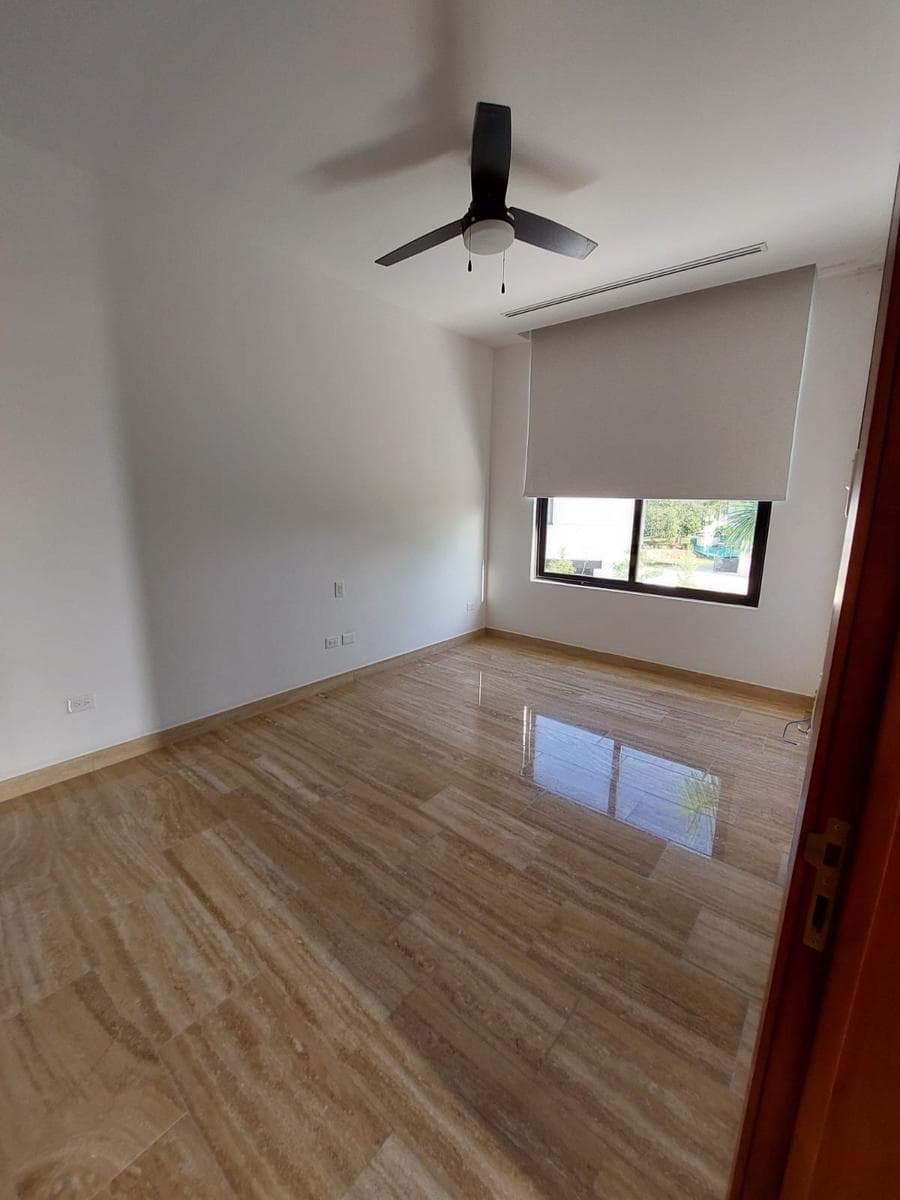 Espectacular Residencia: Vistas Impresionantes a la Marina en Comunidad Exclusiva