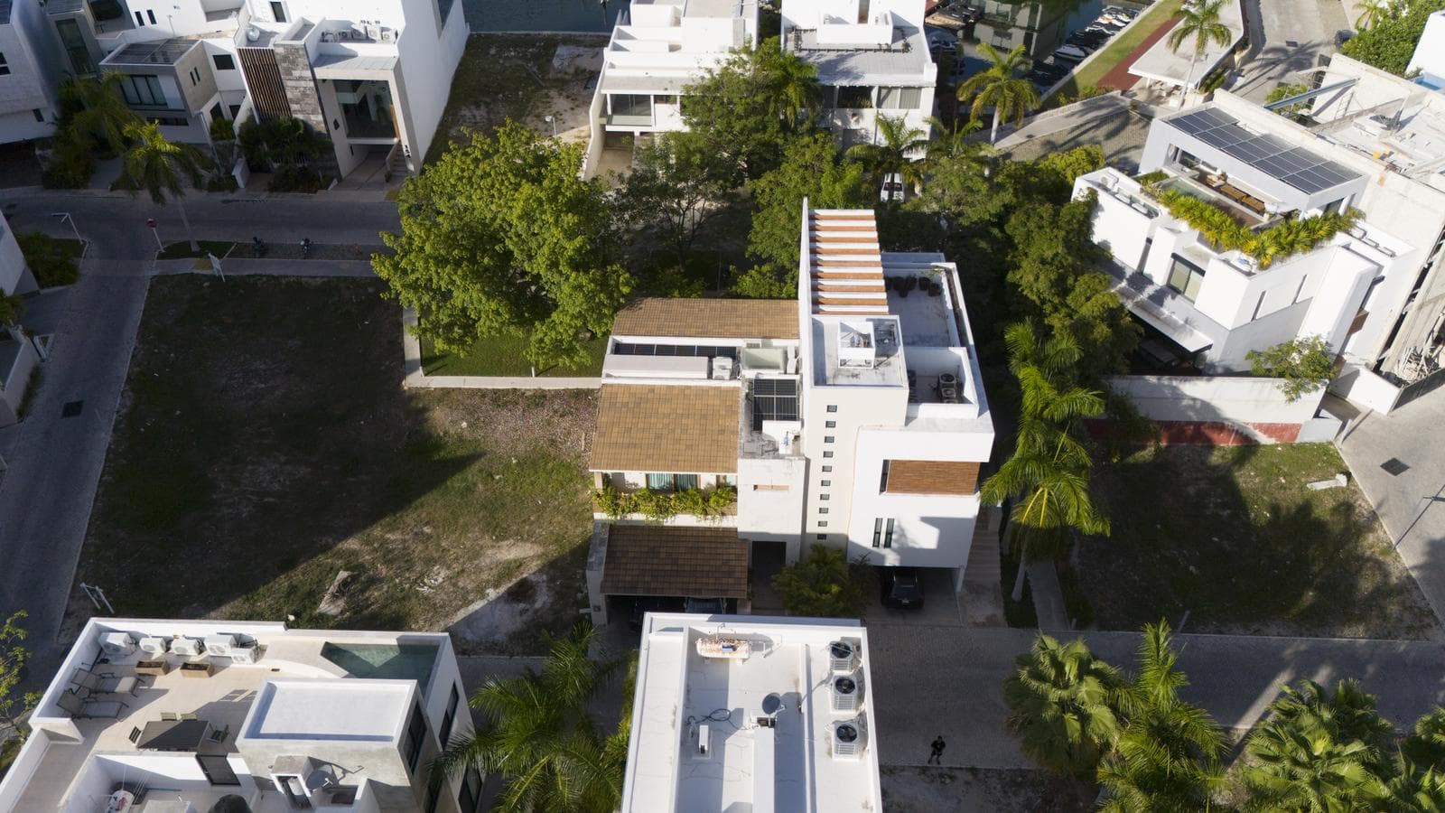 Spectacular Residence: Stunning Views of the Marina in an Exclusive Community