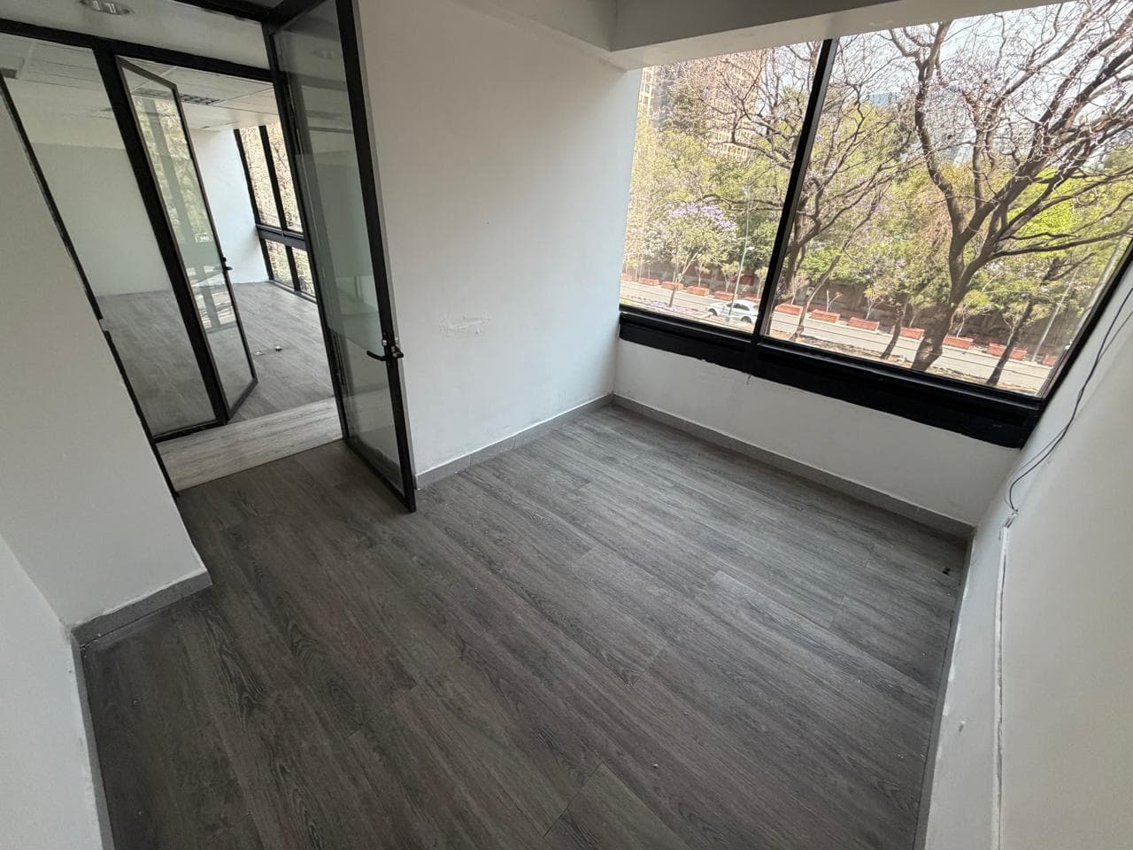 Office for rent in Polanco, partially furnished.