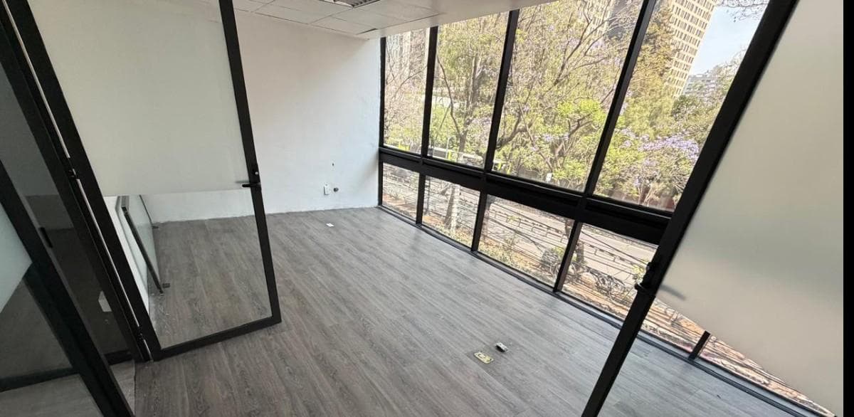 Office for rent in Polanco, partially furnished.