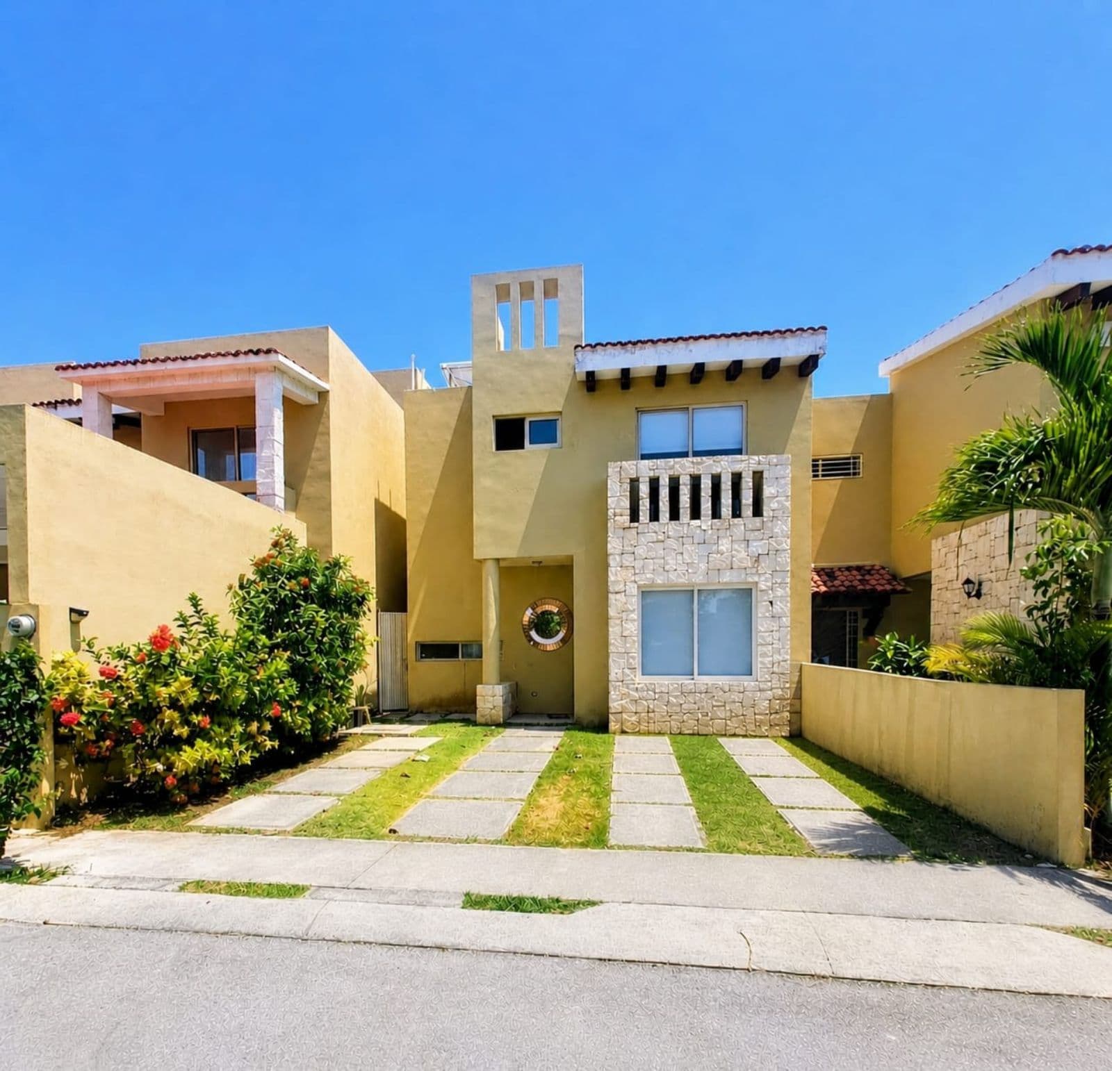 House for Sale, 4 Bedrooms, Family Room, Alegranza Residential Community, Playa del Carmen.