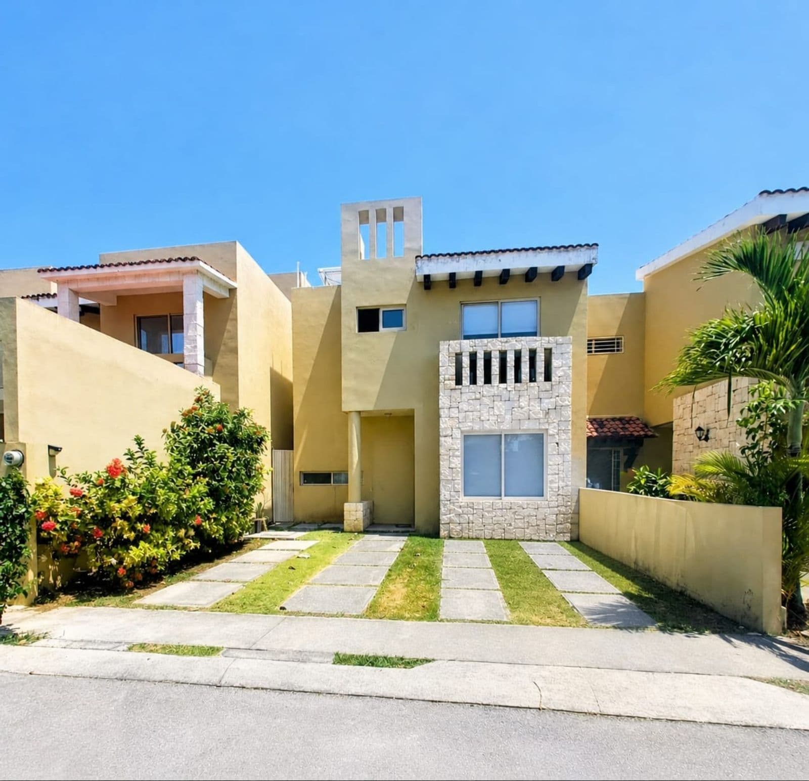 House for Sale, 4 Bedrooms, Family Room, Alegranza Residential Community, Playa del Carmen.