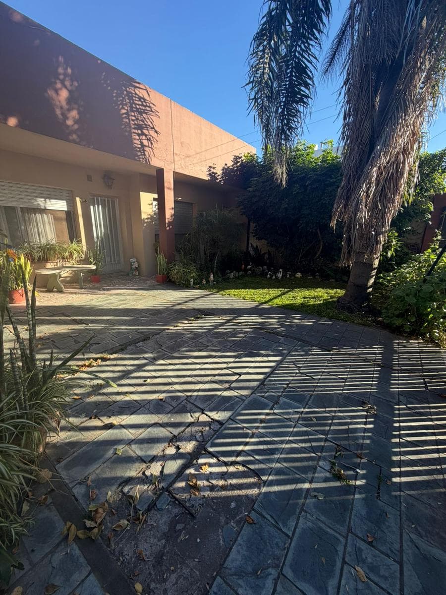 OPPORTUNITY: House for sale in the Alberdi neighborhood, with a pool, semi-covered barbecue area, and three bedrooms.
