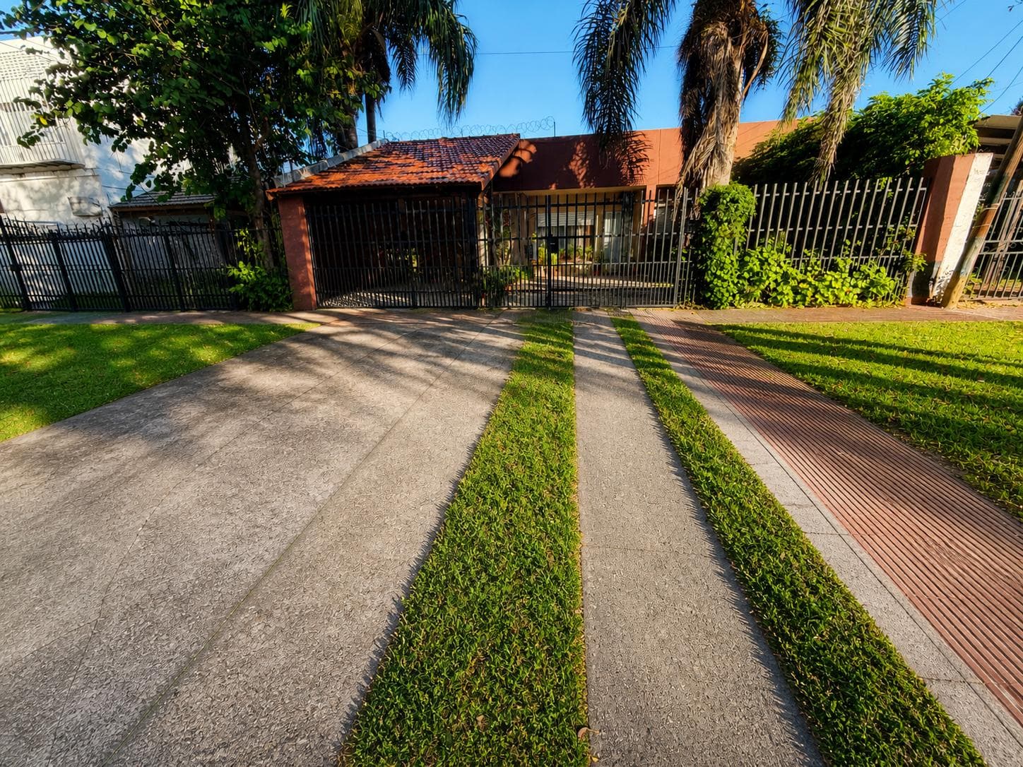 OPPORTUNITY: House for sale in the Alberdi neighborhood, with a pool, semi-covered barbecue area, and three bedrooms.