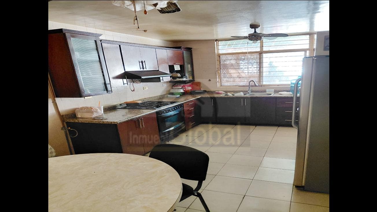 INVESTMENT PROPERTY FOR SALE: FOR BUSINESS OR RESIDENCE IN CENTRAL MONTERREY, NUEVO LARISON