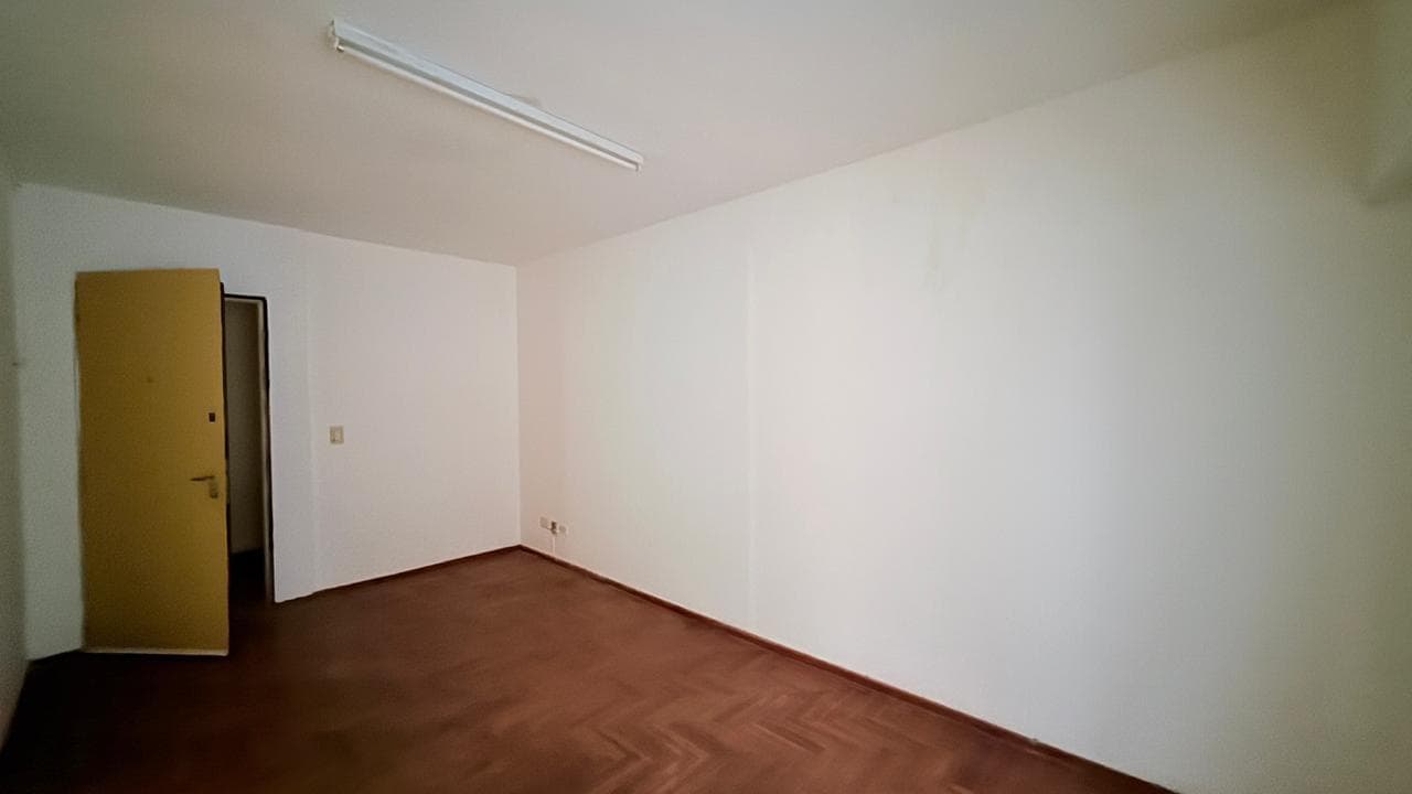 One-Bedroom Apartment for Sale with Separate Kitchen and Elevator, Across from Ros Tower. Parque de España