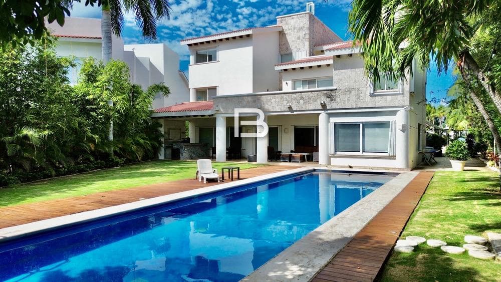 House for Sale with a View of the Lagoon in Isla Dorada, Cancún