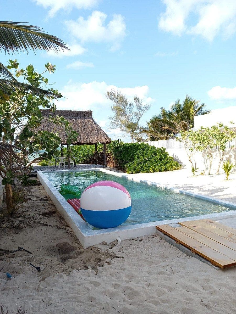 ONE-STORY HOUSE FOR SALE, 2 BEDROOMS, LARGE POOL, 729 M2 LOT, OCEANFRONT, CHELEM, PROGRESO