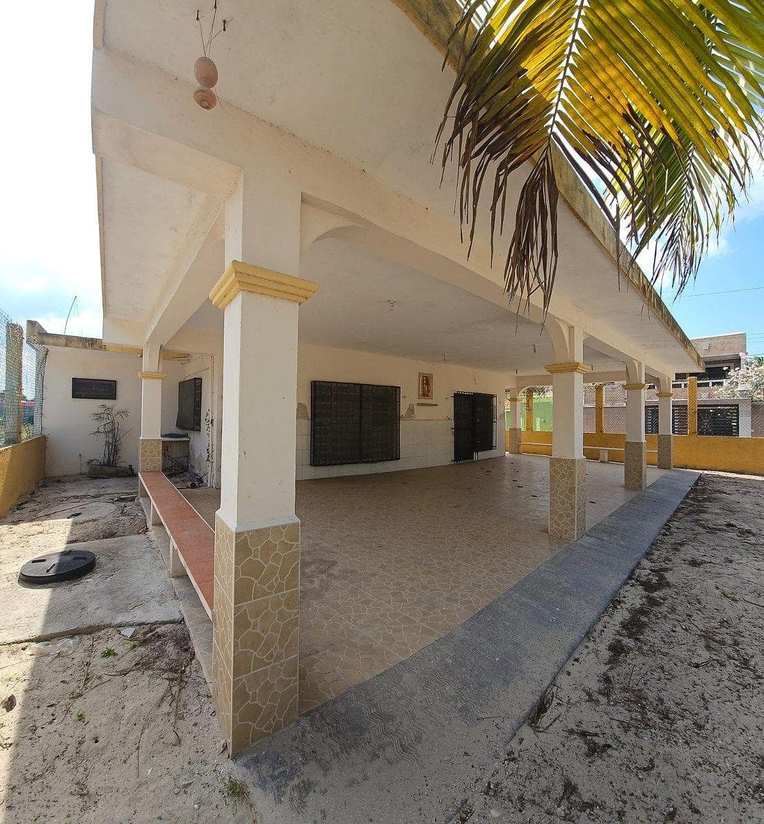HOUSE FOR SALE: 1,504 M2, FACING 3 STREETS, 2 STREETS FROM THE BEACH IN PROGRESO, YUCATÁN