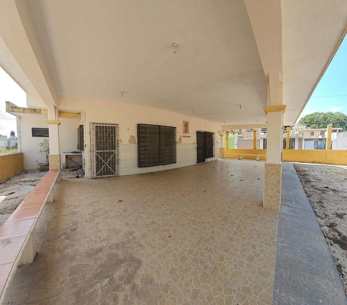 HOUSE FOR SALE: 1,504 M2, FACING 3 STREETS, 2 STREETS FROM THE BEACH IN PROGRESO, YUCATÁN