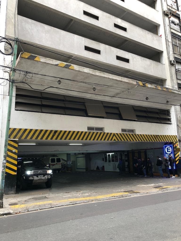 Spacious garage in a Class B garage. Sarmiento Street.