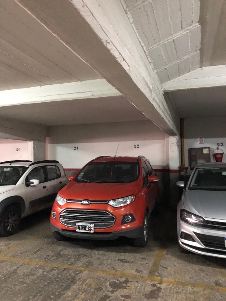 Spacious garage in a Class B garage. Sarmiento Street.