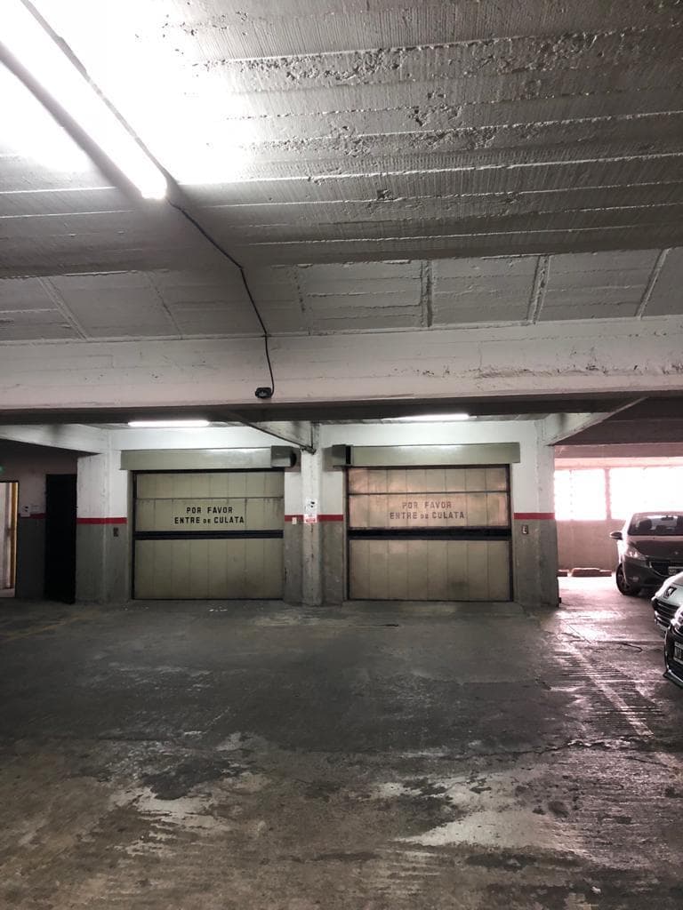 Spacious garage in a Class B garage. Sarmiento Street.
