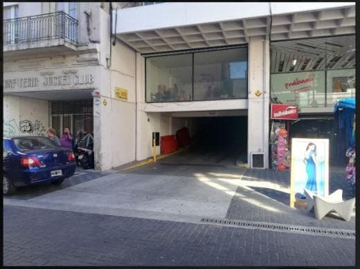 Garage for sale – 926 Sarmiento, Rosario; first floor with ramp access and security.