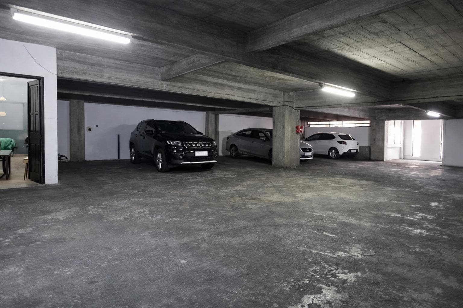 Garage for sale – 926 Sarmiento, Rosario; first floor with ramp access and security.