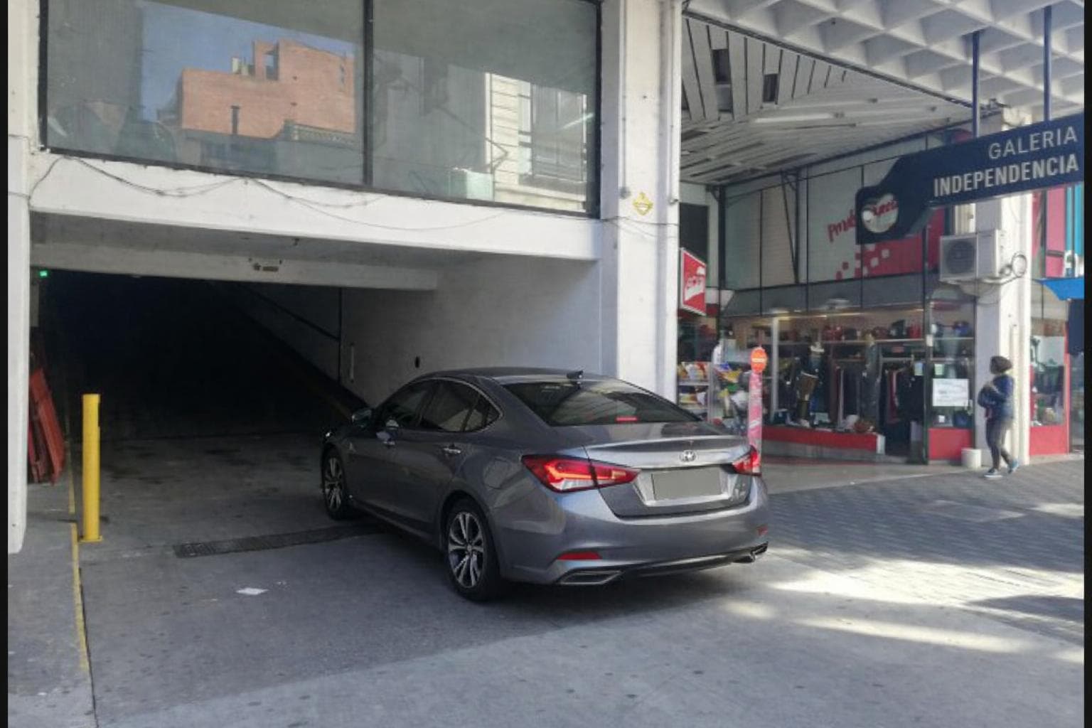 Garage for sale – 926 Sarmiento, Rosario; first floor with ramp access and security.